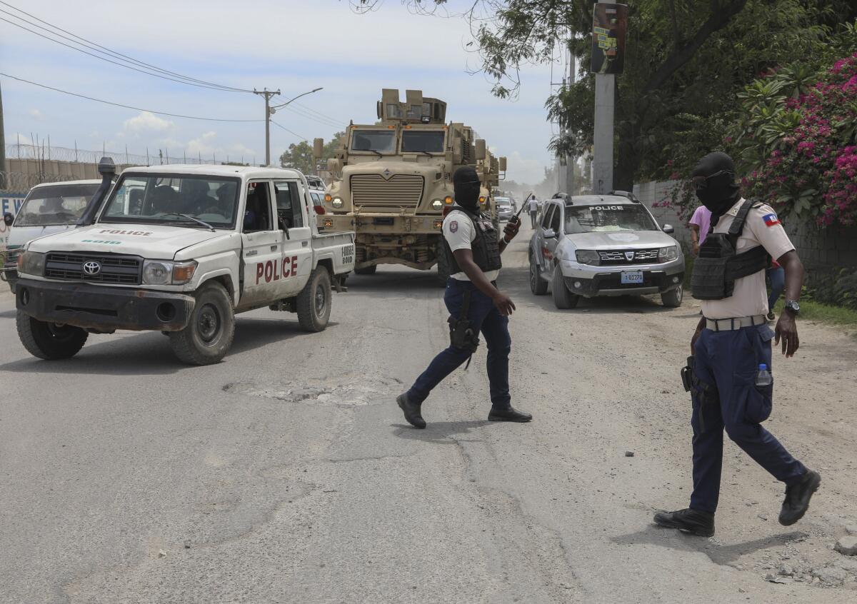 Policías patrullan una calle cerca del aeropuerto en Puerto Príncipe, Haití, 