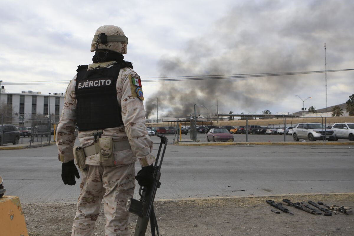 Un soldado mexicano monta guardia afuera de una cárcel estatal en Ciudad Juárez