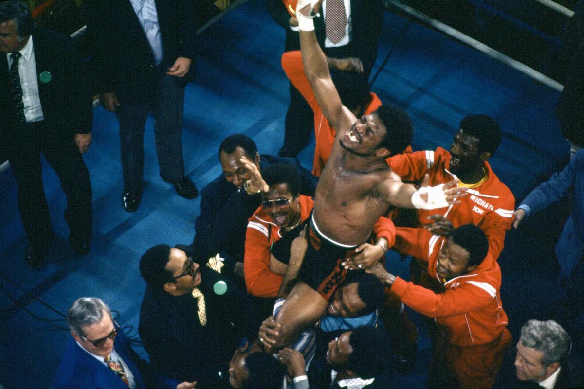 ARCHIVO - Leon Spinks celebras tras vencer a Muhammad Ali por el cetro de los pesos pesados