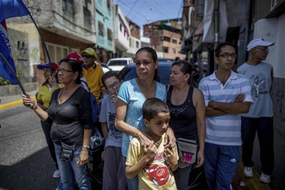 El Tribunal Supremo de Justicia de Venezuela (TSJ) anunció hoy que la recolección del apoyo del 20 % de los inscritos en el registro electoral para activar un referendo que revoque el mandato del presidente, Nicolás Maduro, debe hacerse, obligatoriamente, en los 23 estados y el Distrito Capital.