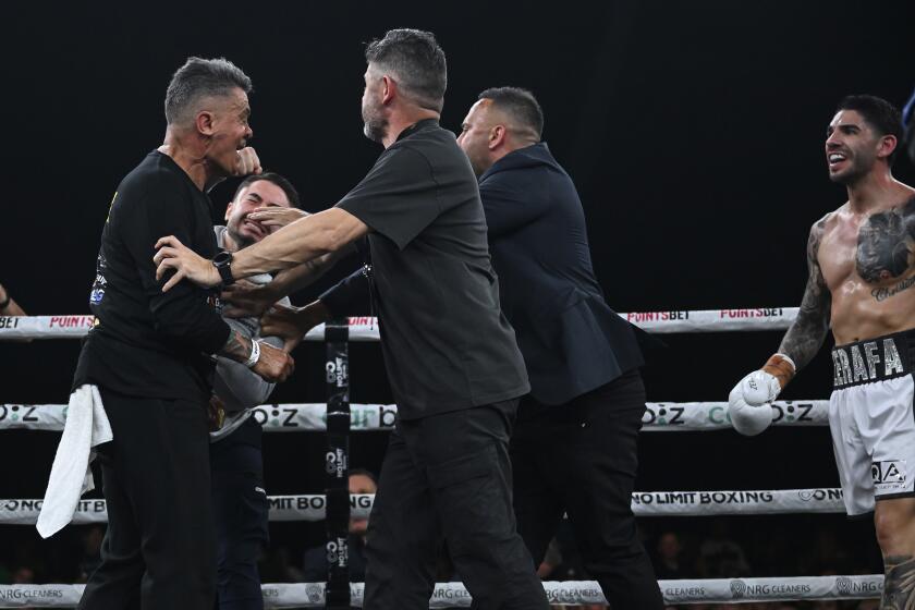 Jason-Manuel Zerafa, segundo a la izquierda, golpea al entrenador Tommy Mercuri después de una pelea en Sydney, el miércoles 28 de agosto de 2024, entre el hermano de Zerafa, Michael Zerafa, y el peleador de Mercury, Tommy Browne. (Grant Trouville/No Limit Boxing vía AP)