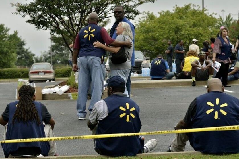 Empleados de Walmart se reúnen en el estacionamiento después de un tiroteo en la tienda en Southaven, Mississippi.