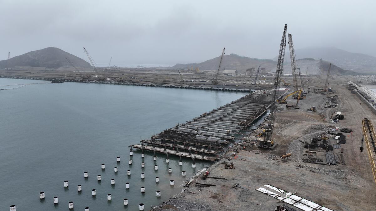Grúas operativas en las obras del puerto multipropósito de Chancay, 