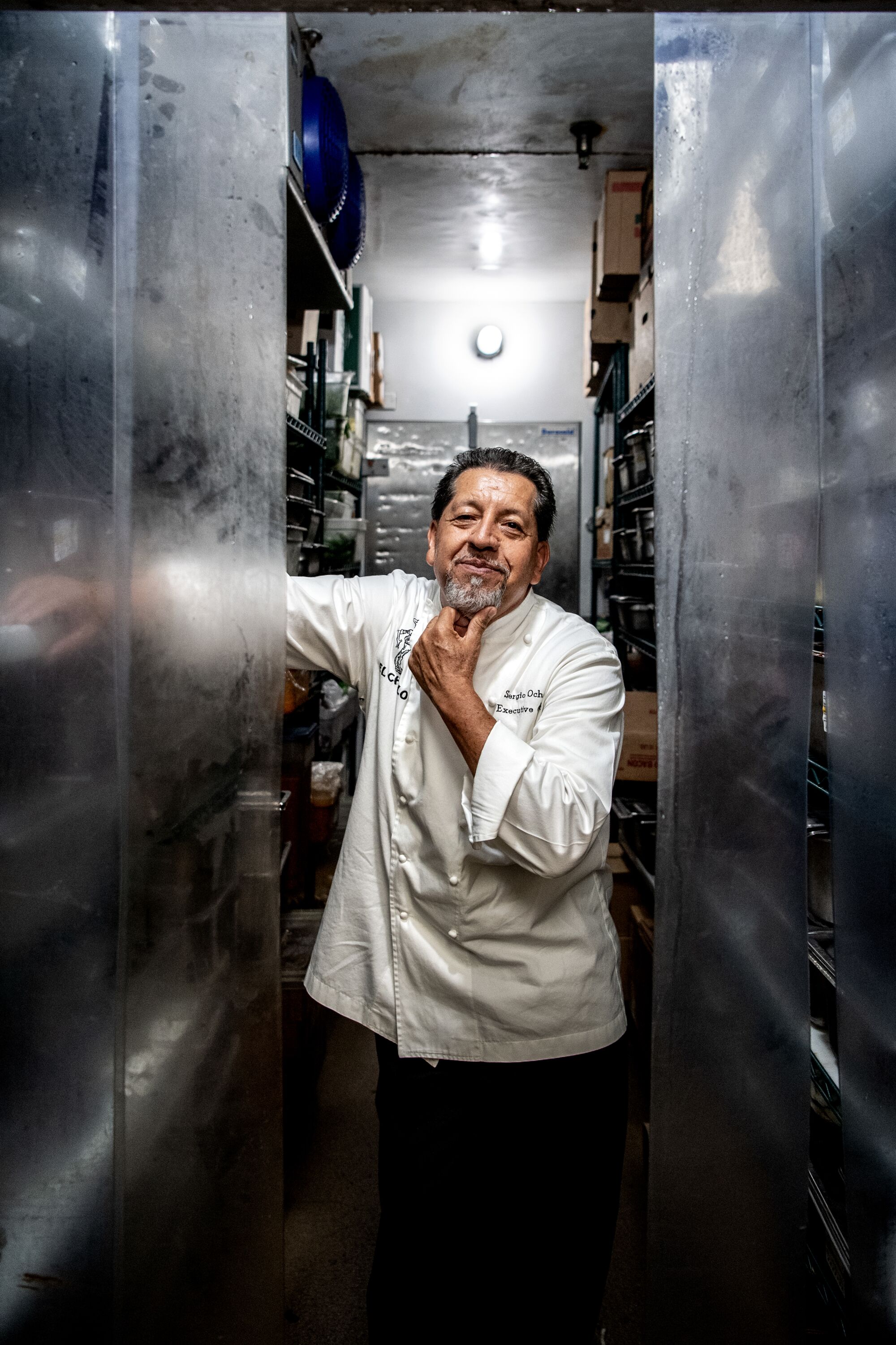 Sergio Ochoa debout dans une cuisine.