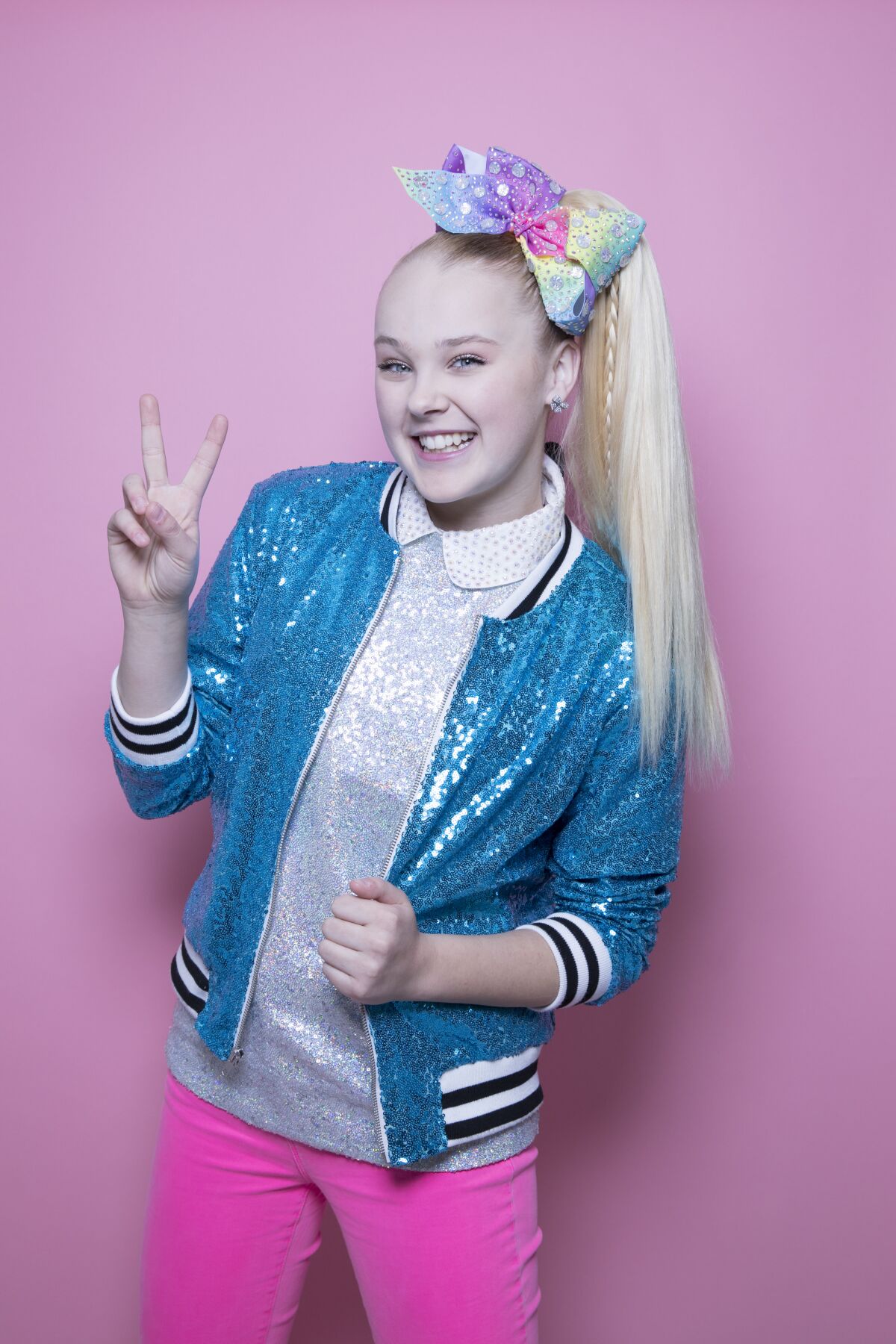 JoJo Siwa comes out as gay? Her T-shirt suggests she did - Los Angeles