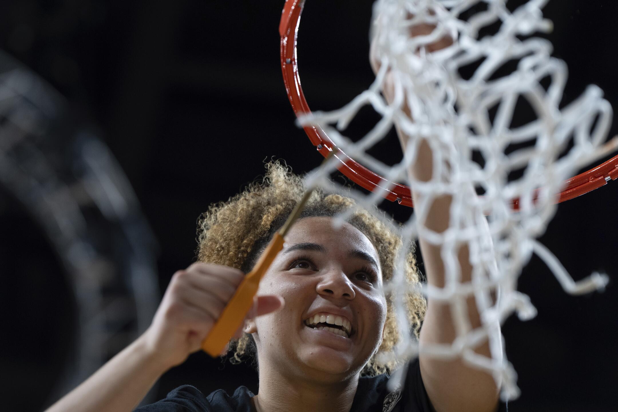 ?url=https%3A%2F%2Fcalifornia times brightspot.s3.amazonaws.com%2Ffb%2F3a%2Ff07dd29540a3a186ddabc574e831%2Fncaa lsu ucla basketball 85549