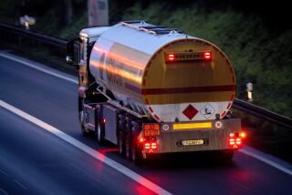 Un camión de combustible transita en una carretera en Fráncfort, Alemania, el 21 de enero de 2023. (AP Foto/Michael Probst, Archivo)