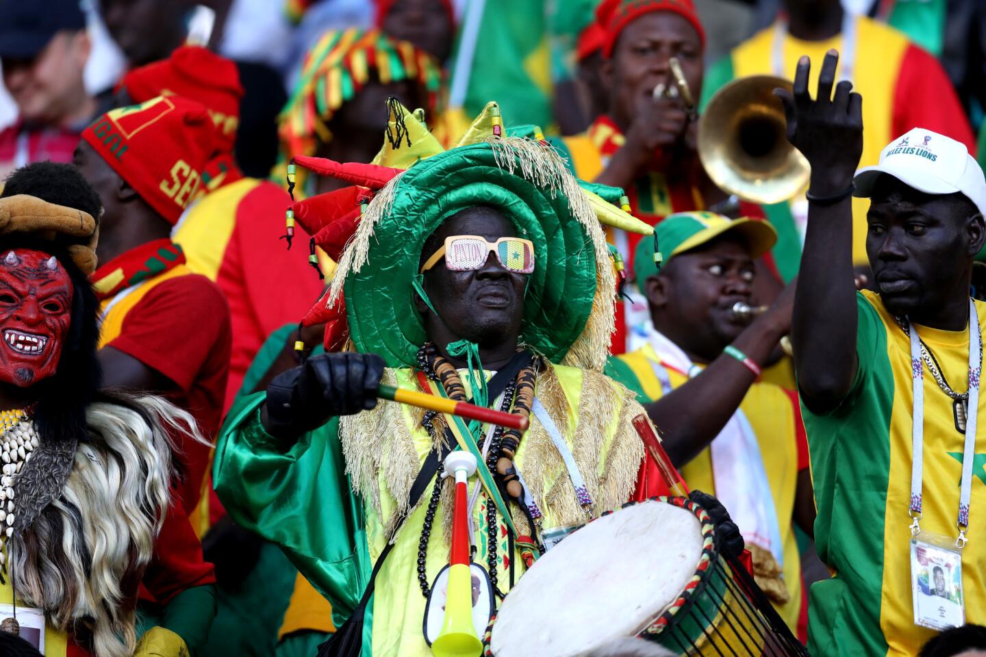 La colorida afición de la selección de Senegal.