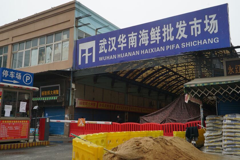 Archivo - El mercado mayorista de mariscos Huanan en Wuhan, en la provincia central china de Hubeien, en esta fotografía en el que aparece cerrado el 21 de enero de 2020. (AP Foto/Dake Kang, Archivo)