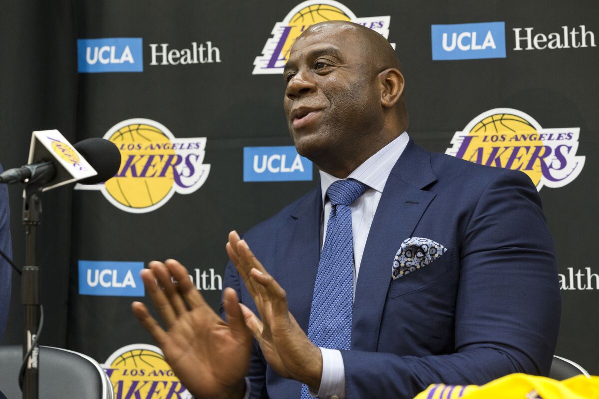 El presidente de operaciones de los Lakers de Los Angeles, Earvin "Magic" Johnson, habla en conferencia de prensa en El Segundo, California, martes 26 de junio de 2018. (AP Foto/Damian Dovarganes)