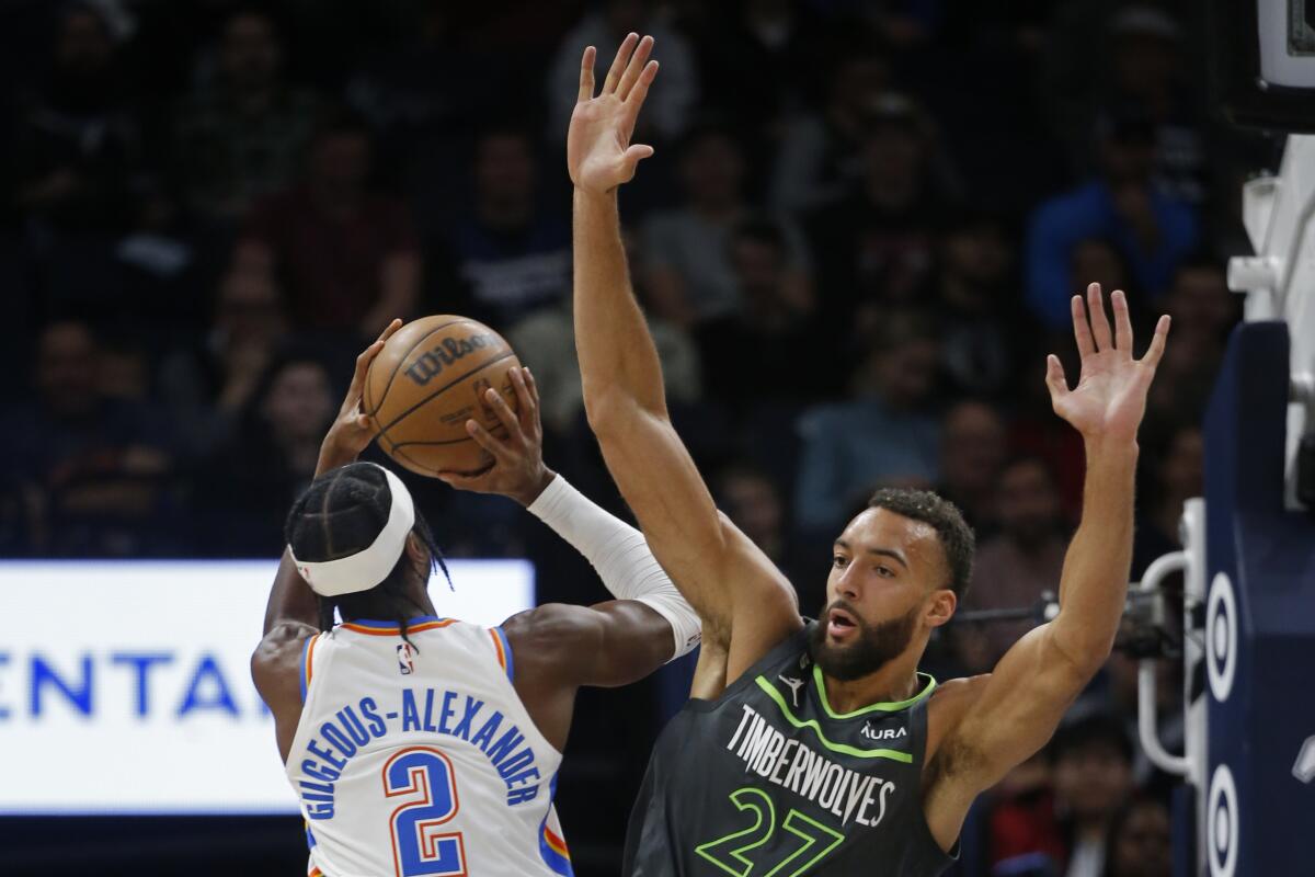 Shai Gilgeous-Alexander of the Oklahoma City Thunder in action