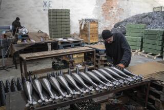 Un trabajador arma proyectiles de mortero en una fábrica, el miércoles 31 de enero de 2024, en Ucrania. (AP Foto/Evgeniy Maloletka)