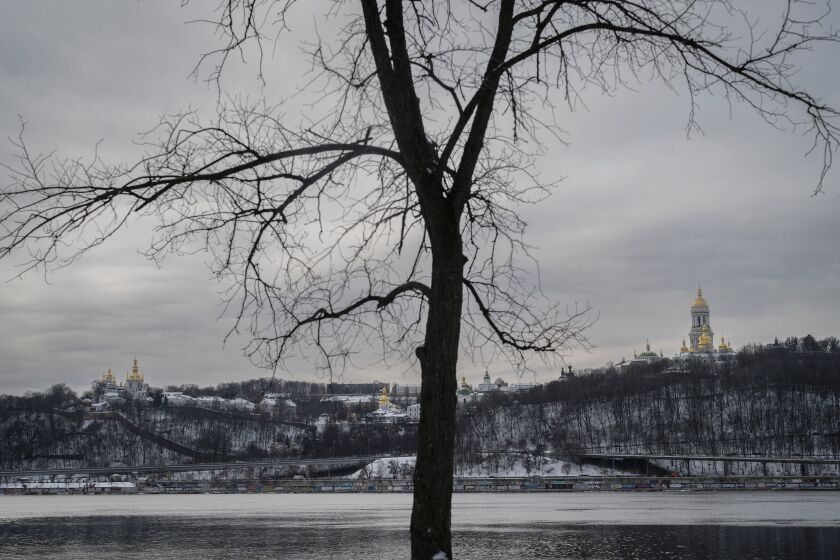 Vista general de Kiev bajo la nieve, viernes 2 de diciembre de 2022. (AP Foto/Bernat Armangue)