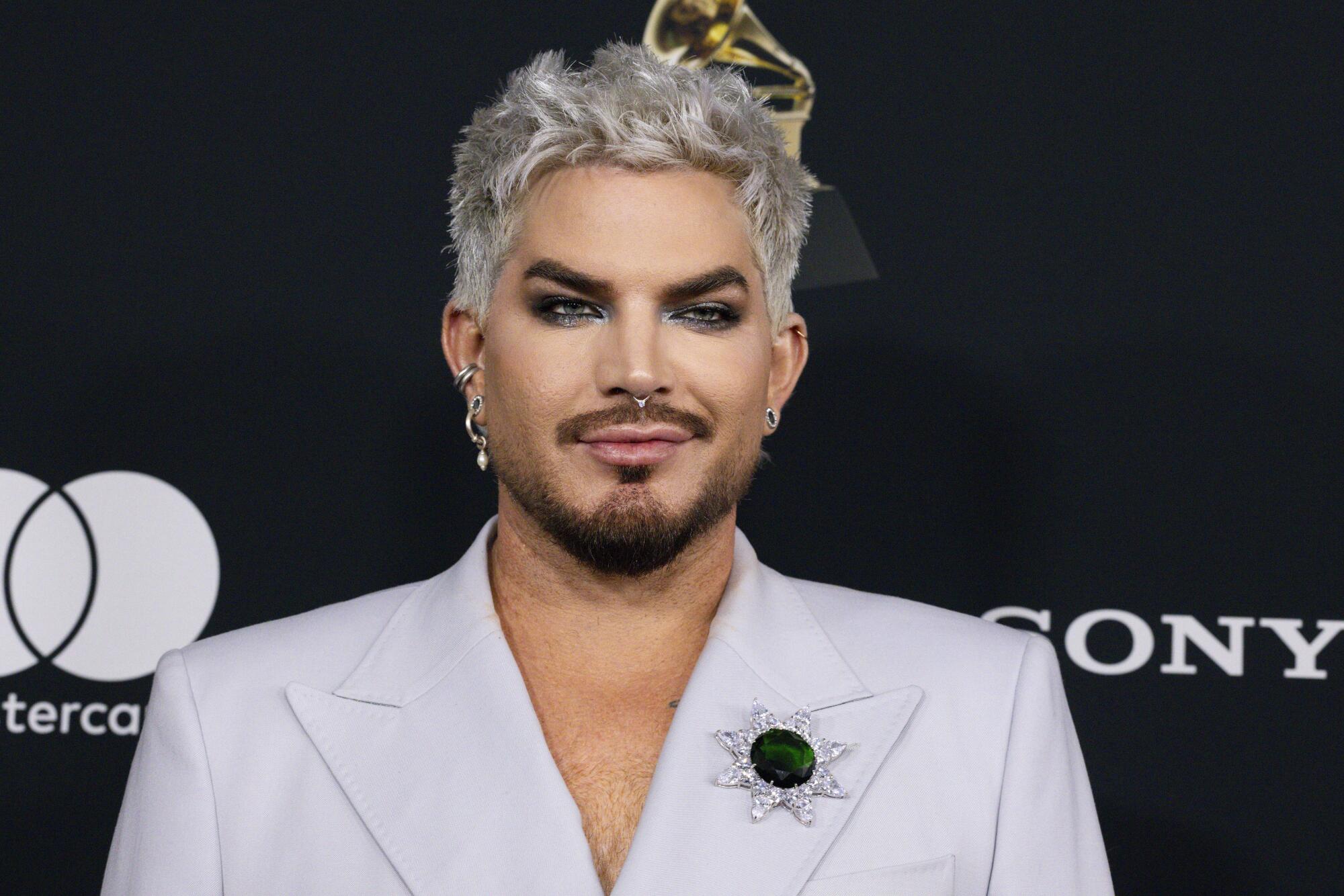 Adam Lambert no tapete vermelho.