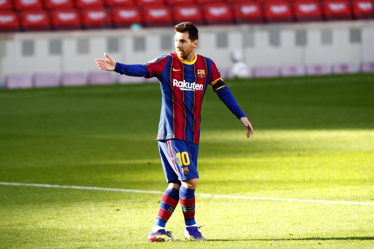 El delantero argentino del Barcelona Lionel Messi gesticula durante el partido contra Osasuna por La Liga española.
