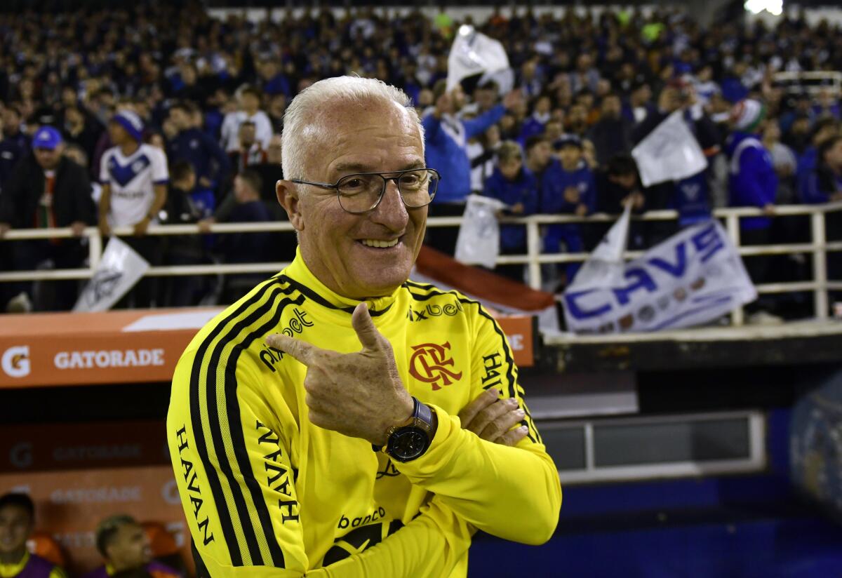 ARCHIVO - Dorival Júnior, del Flamengo de Brasil, sonríe antes del partido de ida de la Copa 