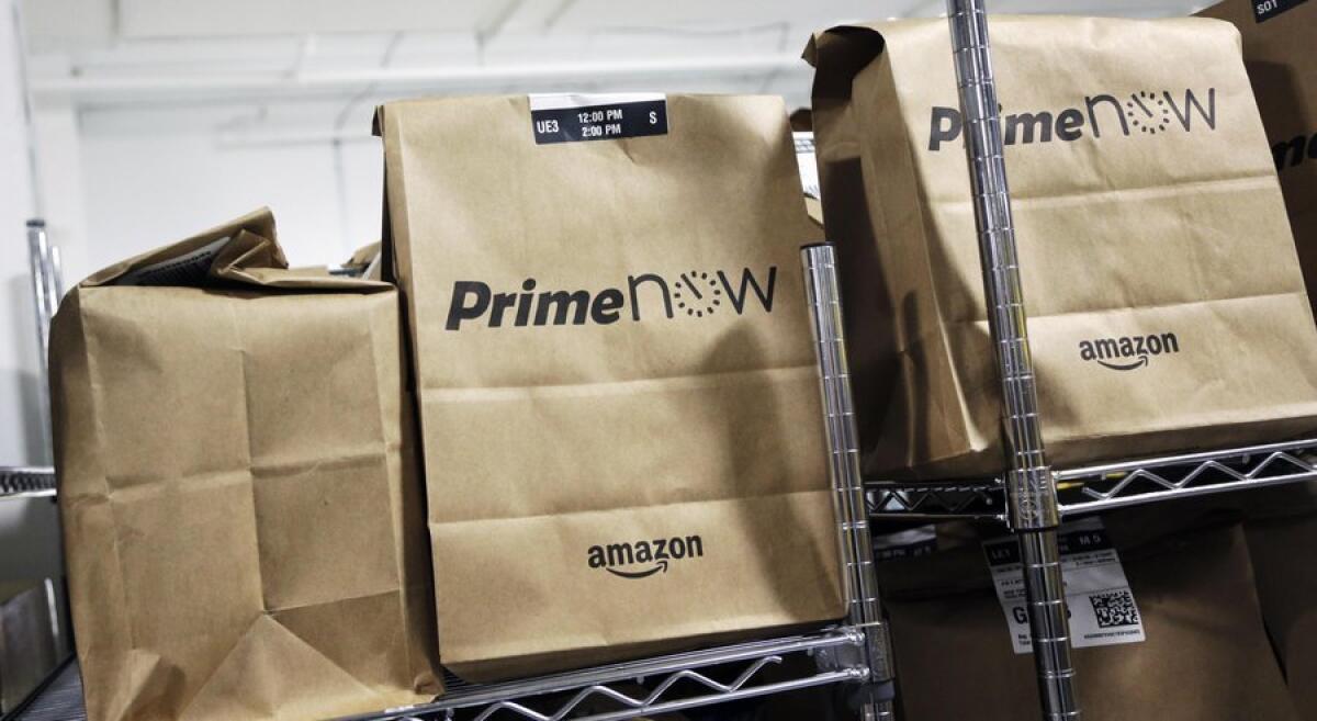 Bolsas de productos esperan para ser distribuidas a clientes de Amazon que han usado la aplicación Prime Now para sus compras ese mismo día.