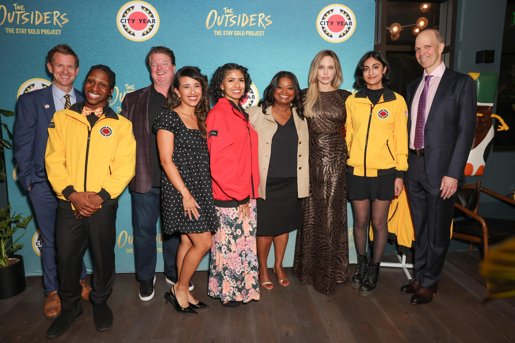 Angelina Jolie e Octavia Spencer rendono accessibile “The Outsiders”.