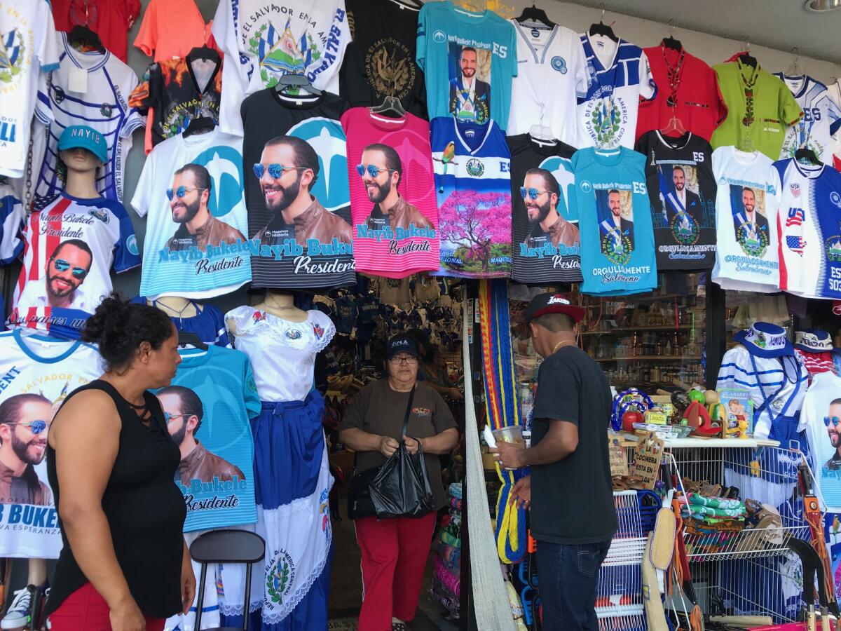 La foto del presidente de El Salvador, Nayib Bukele, se comercializa en las tiendas ubicadas sobre la avenida Vermont.