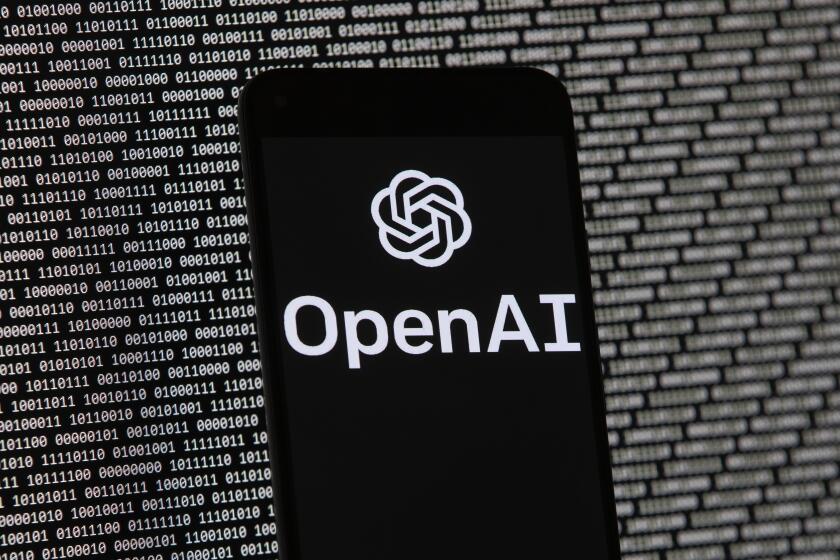 En esta imagen de archivo, el logo de OpenAI visto en un celular situado delante de una pantalla de computadora con datos binarios aleatorios, el 9 de marzo de 2023, en Boston. (AP Foto/Michael Dwyer, archivo)
