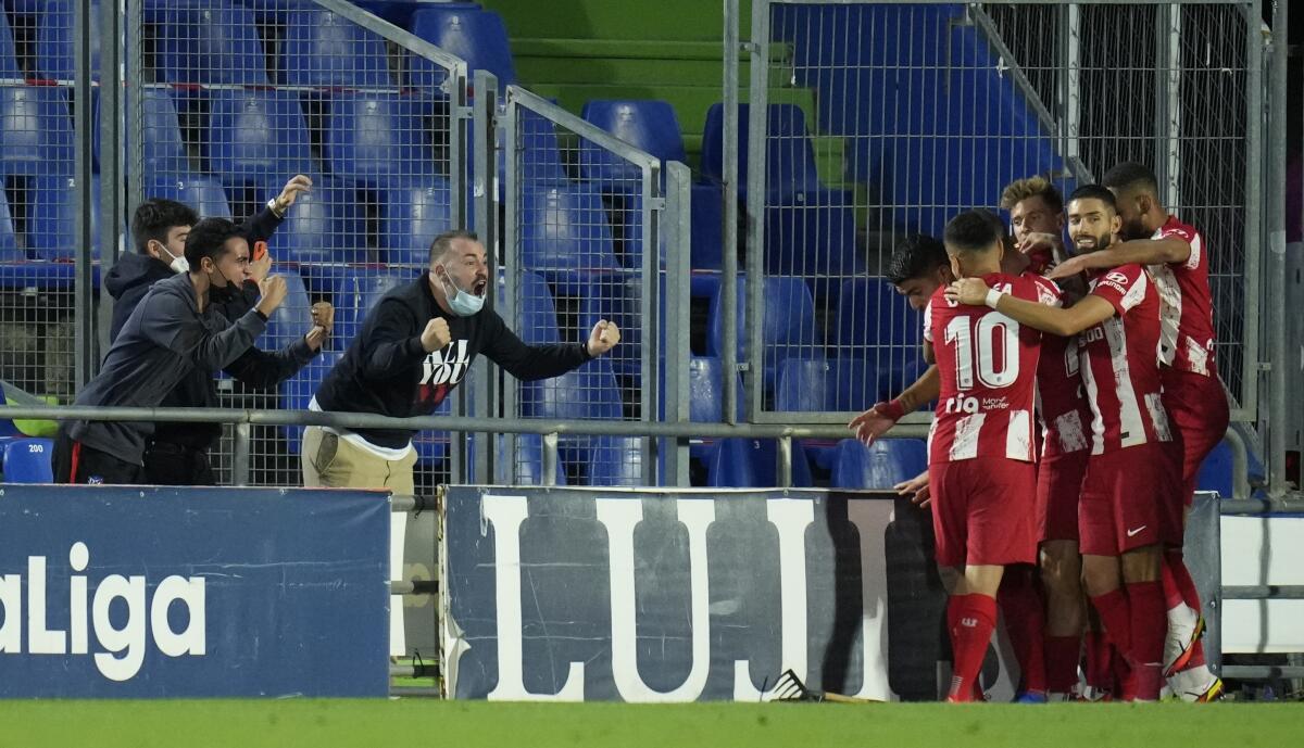 Los jugadores de Atlético de Madrid festejan el gol de Luis Suárez que les dio una victoria 2-1 