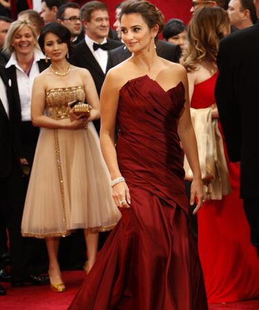 By Melissa Magsaysay Penélope Cruz's strapless, duchess satin pleated and draped dress by Donna Karan -- worn with Chopard diamonds -- was a standout.