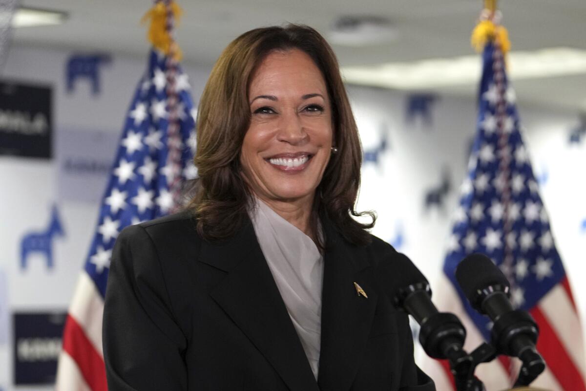 La vicepresidenta Kamala Harris pronuncia un discurso en la sede de su campaña en Wilmington, 