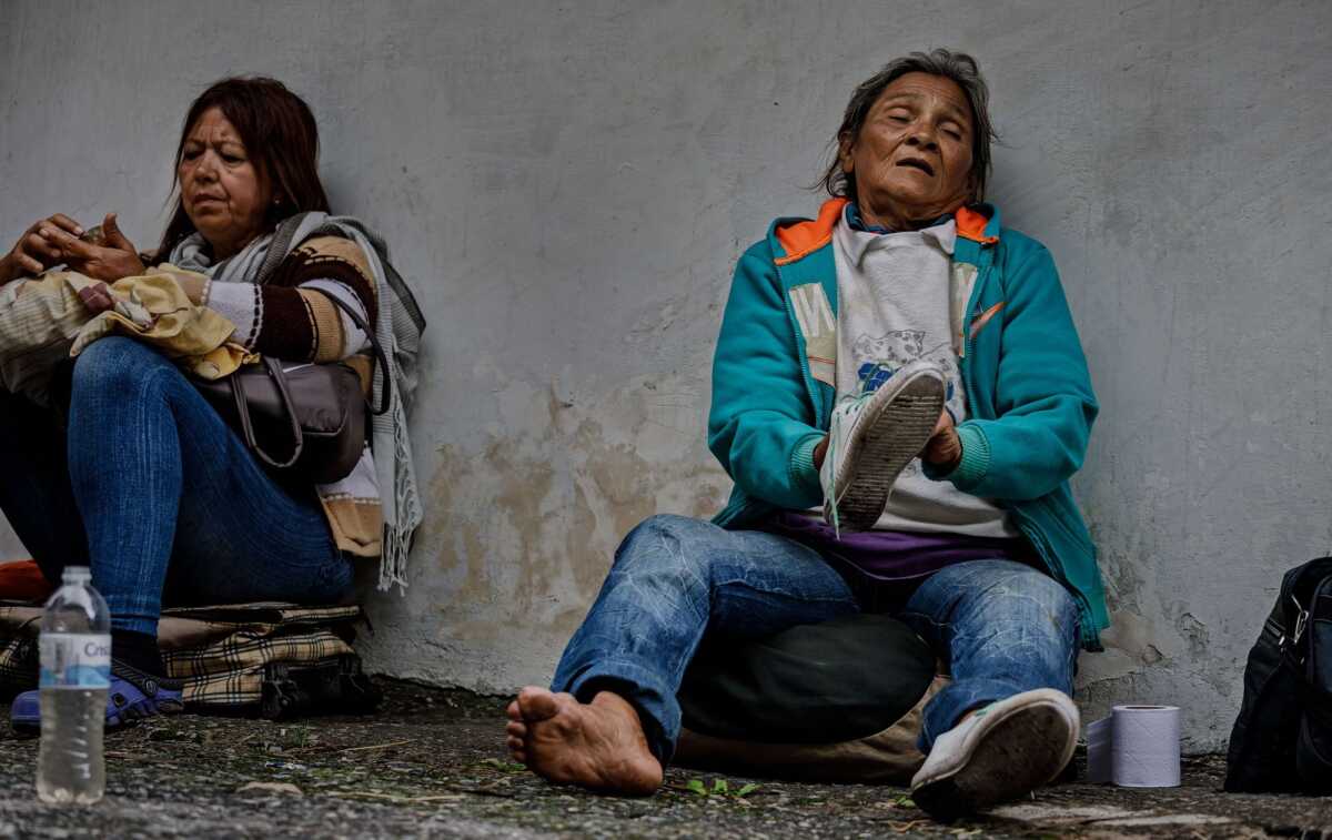 Eva Alfaro Aldana, de 61 años, rellena sus zapatillas, que son dos tallas más grandes, con papel higiénico.