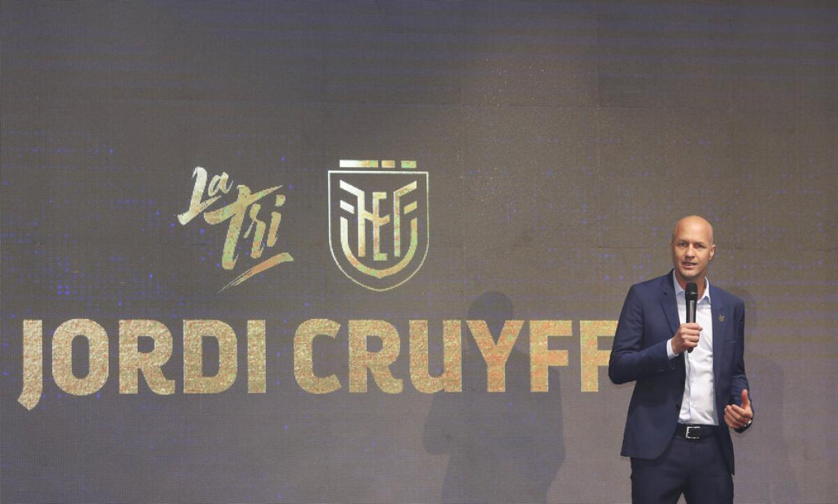 Jordi Cruyff habla tras ser presentado como el nuevo entrenador del equipo nacional de fútbol de Ecuador en Quito, Ecuador, el lunes 13 de enero de 2020. Cruyff es el hijo del legendario jugador de fútbol Johan Cruyff. (AP Foto / Dolores Ochoa)