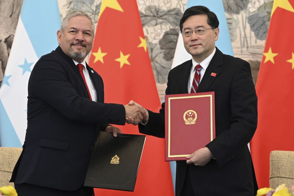 Honduran and Chinese foreign ministers shake hands.