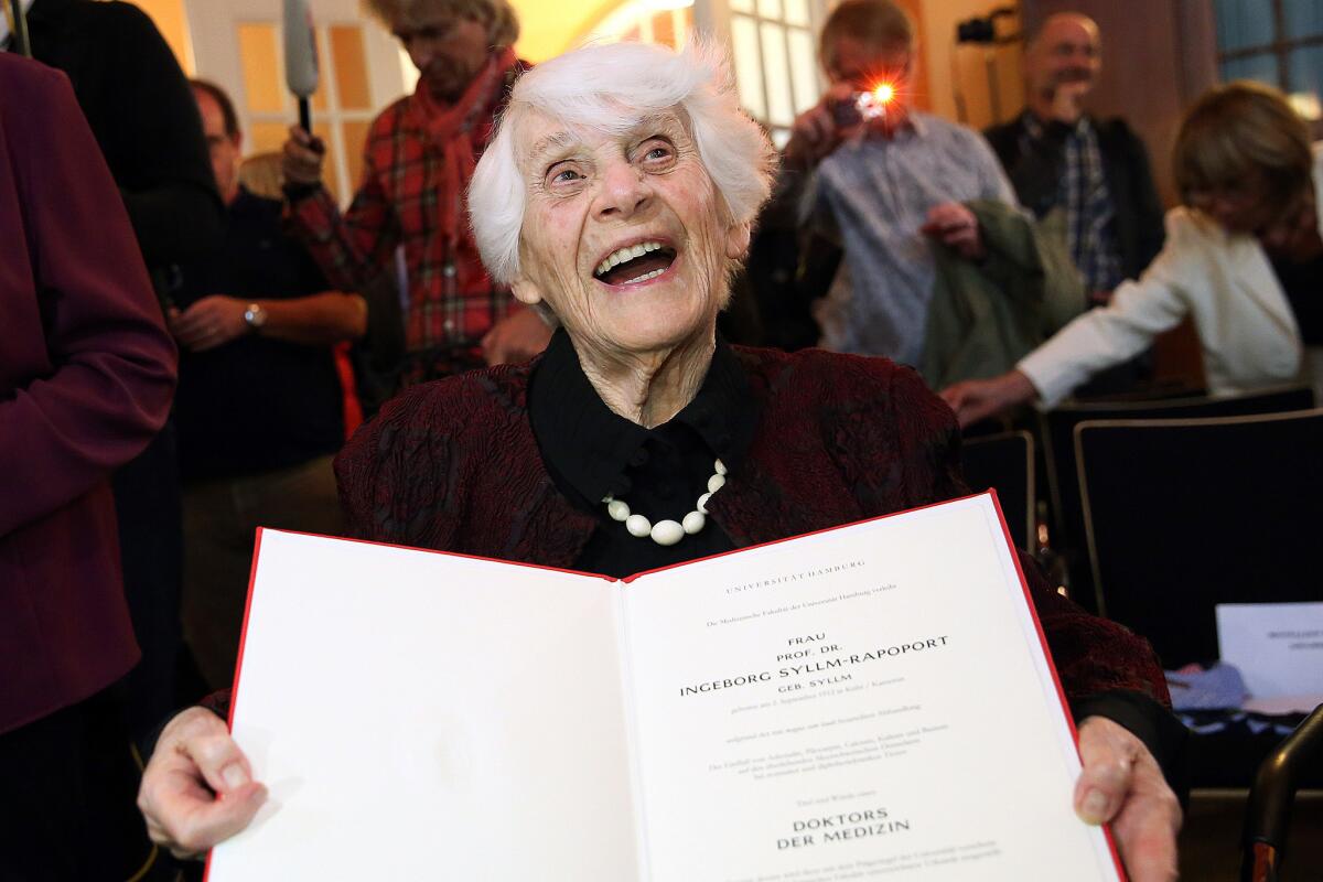 Ingeborg Syllm-Rapoport muestra su diploma de doctora en la Clínica Universitaria Hamburg-Eppendorf en Hamburgo, Alemania, martes 9 de junio de 2015. Los nazis no permitieron a Ingeborg Syllm-Rapoport defender su tesis en 1938 debido a su origen judío. Ahora, 77 años después, habiendo cumplido todos los requisitos, recibió su título de doctora a los 102 años de edad.