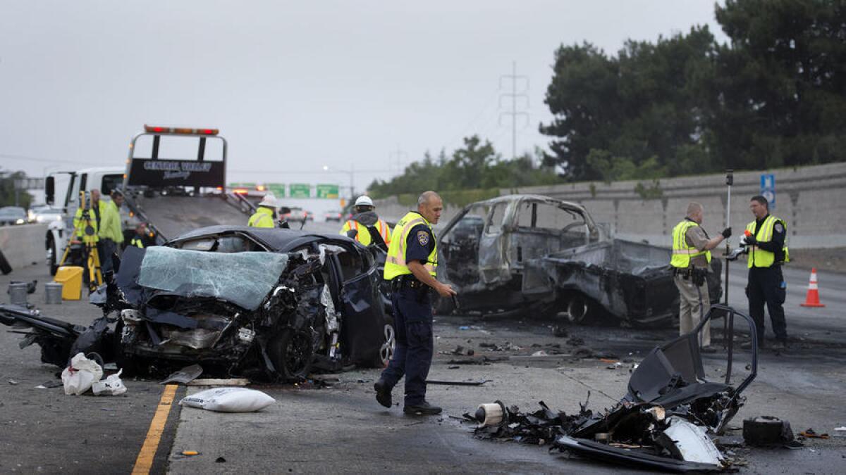 Los investigadores examinan la escena de un accidente mortal sobre la Ruta Federal 50 en Sacramento, en abril del 2015. Los accidentes fatales aumentaron un 20% en California durante el primer semestre de este año y un 14% a nivel nacional.