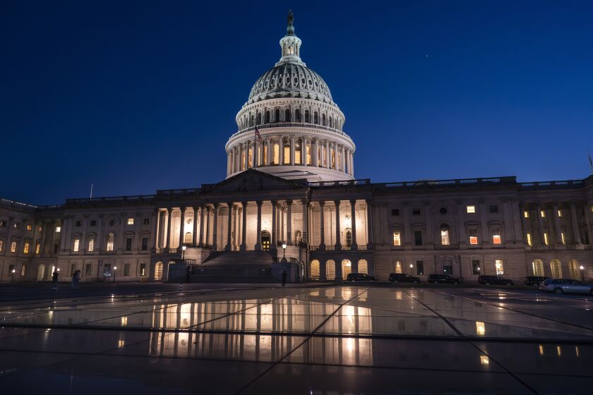 A días de caer en una crisis de impago, el Capitolio se ilumina mientras el Senado trabaja entrada la noche del jueves 1 de junio de 2023, para finalizar las votaciones sobre enmiendas a un enorme paquete de límite de deuda y recortes al presupuesto, en Washington. (AP Foto/J. Scott Applewhite)