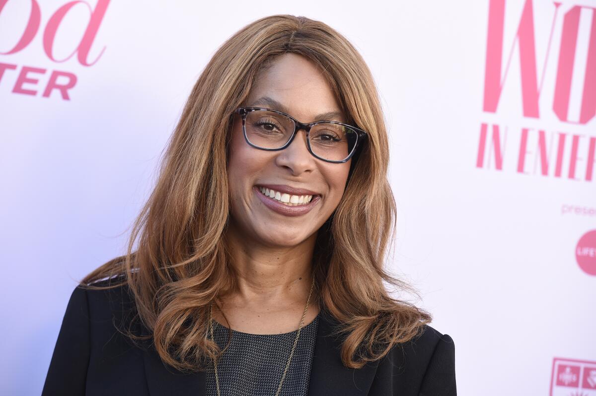 ARCHIVO – En esta fotografía del 11 de diciembre de 2019 Channing Dungey en la gala