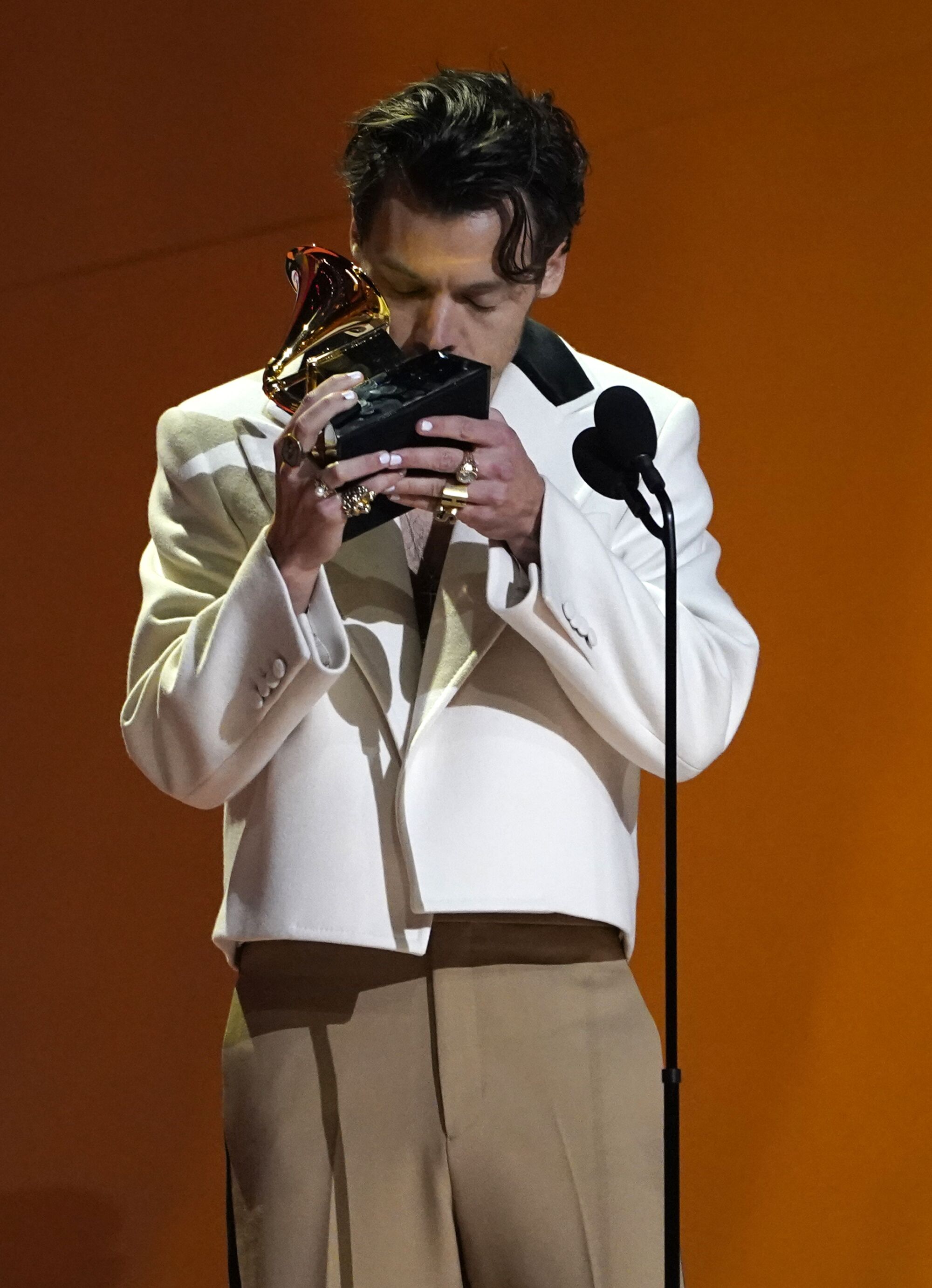 Harry Styles se llevó el máximo galardón de la noche, el Grammy al Álbum del Año.