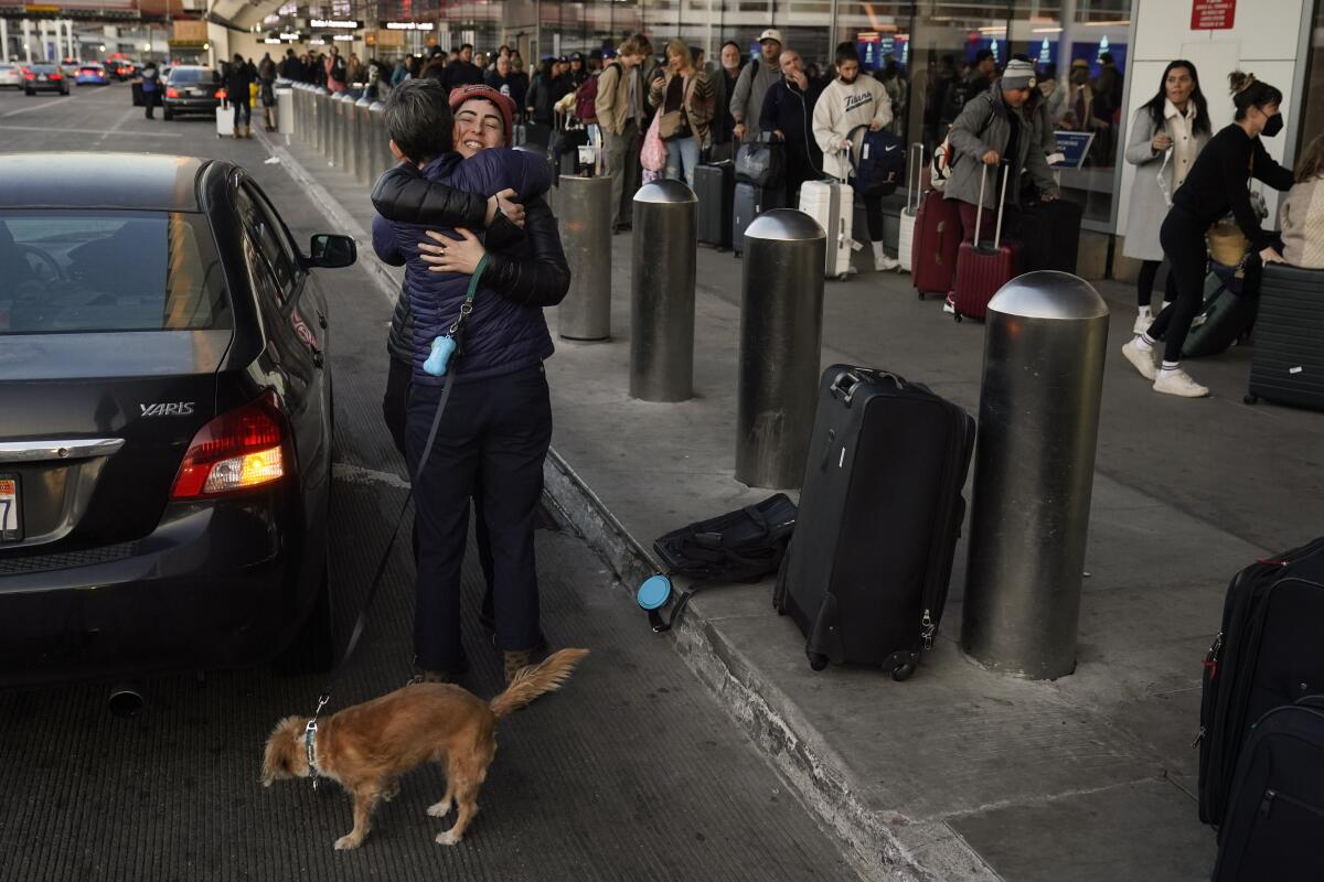 Viajeros forman largas filas en el Aeropuerto Internacional de Los Ángeles
