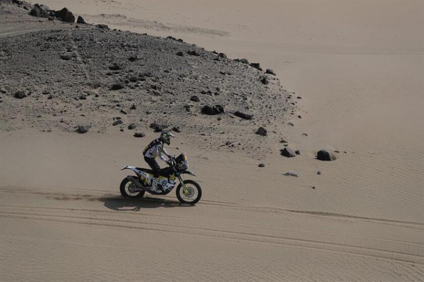 El chileno Pablo Quintanilla conduce su motocicleta Husqvarna durante la novena etapa del Rally Dakar 2019, en Pisco (Perú). EFE