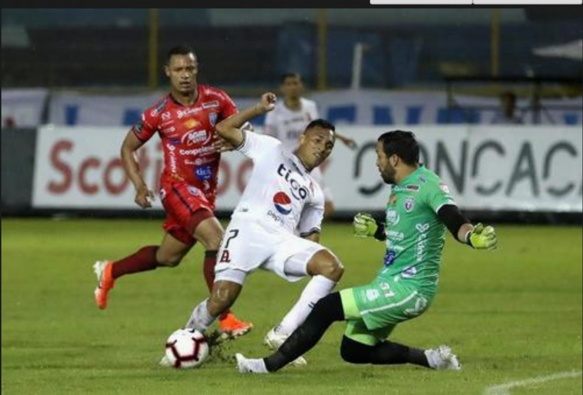 Raúl Peñaranda (c) de Alianza FC de El Salvador en acción contra el portero Marco Madrigal (d), del San Carlos de Costa Rica, este jueves, durante el juego de ida por los cuartos de final de la Liga de Campeones de la Concacaf, en San Salvador (El Salvador). EFE/ Rodrigo Sura