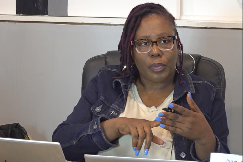 En esta imagen tomada de un video, Rose-Thamar Joseph, del Centro de Ayuda y Apoyo a la Comunidad Haitiana, habla con The Associated Press el miércoles 11 de septiembre de 2024, en Springfield, Ohio. (Foto AP/Patrick Aftoora Orsagos)