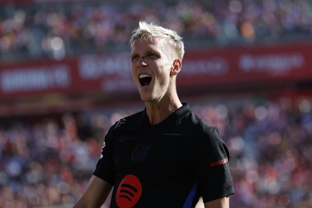 Dani Olmo celebra tras anotar el tercer gol del Barcelona