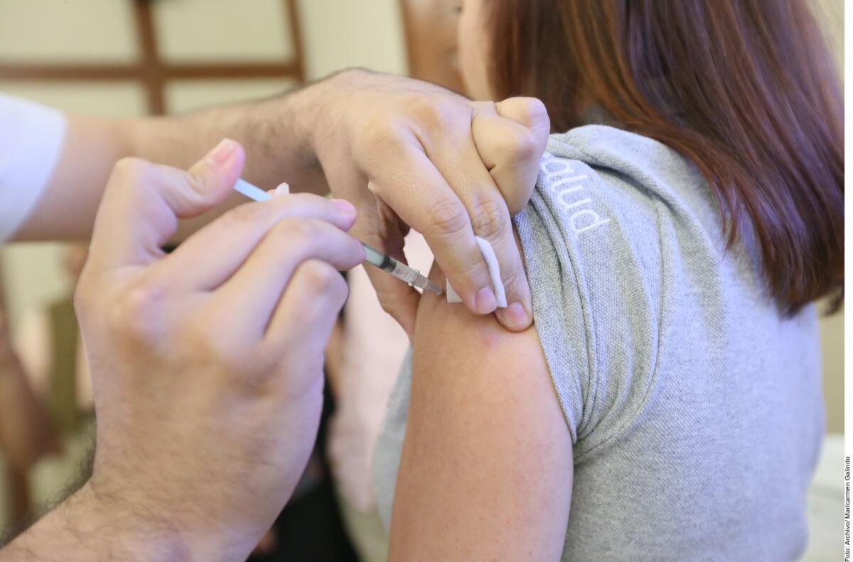 Una menor recibe una vacuna en el brazo. 