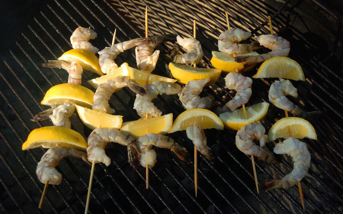 Grilled shrimp and lemon wedges