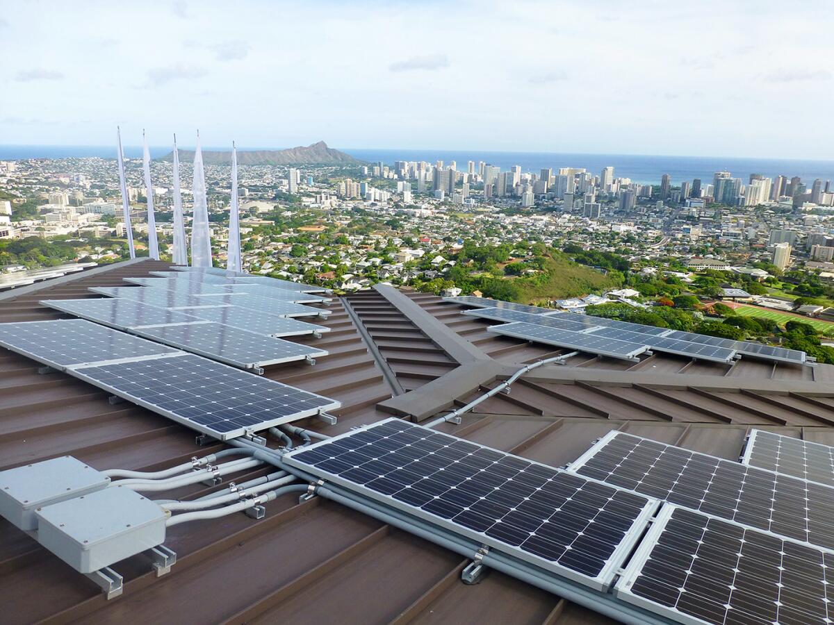 En esta foto sin fecha suministrada por Blue Planet Energy Systems, LLC, se ven paneles de energía solar en la vivienda de Henk Rogers en Honolulu.