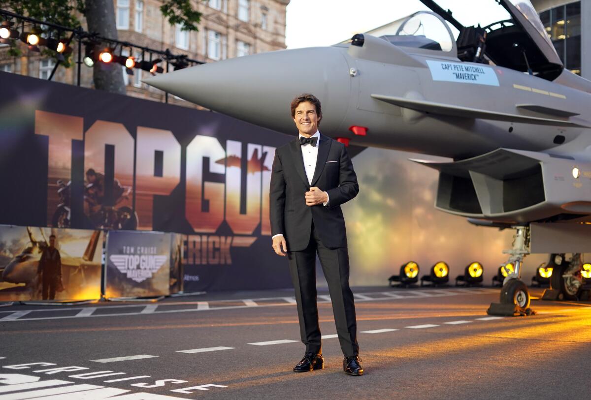 Tom Cruise posa para la prensa durante el estreno británico de "Top Gun Maverick", en Londres