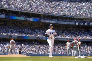 El japonés Shohei Ohtani, de los Dodgers de Los Ángeles, vuelve a la inicial en el juego del jueves 28 de marzo de 2024, ante los Cardenales de San Luis (AP Foto/Jae C. Hong)