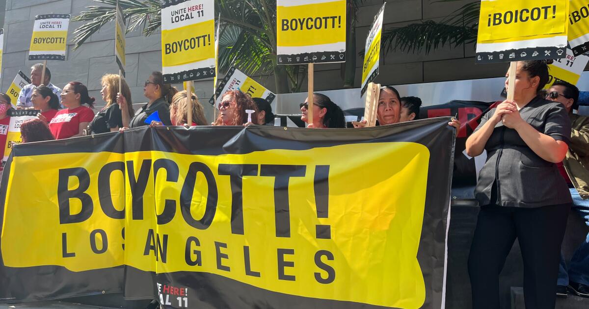 洛杉矶酒店工人罢工，誓言在市中心会议上“脏房间和不停的噪音”