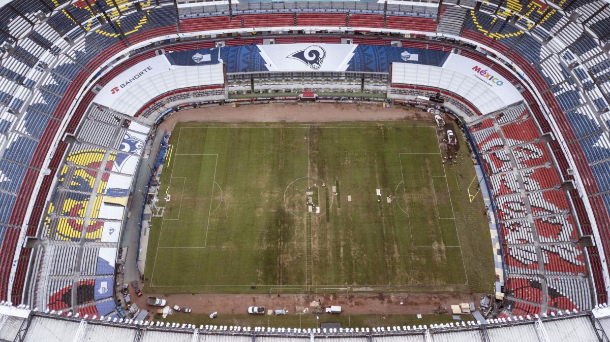 La foto desde el aire muestra el mal estado del césped del Estadio Azteca, el martes 13 de noviembre de 2018, día en que se le retiró a ese inmueble la sede de un partido de la NFL previsto para el próximo lunes (AP Foto/Christian Palma)