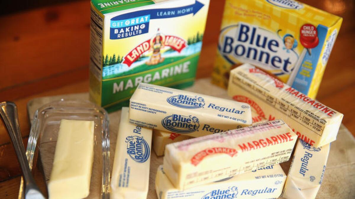 Margarina en barra y otros alimentos que contienen grasas saturadas se muestran en Chicago, Illinois. La FDA anunció que ha prohibido los aceites parcialmente hidrogenados en el abastecimiento de alimentos de los Estados Unidos.