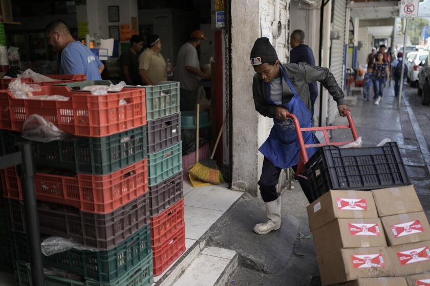 Un trabajador migrante haitiano estiba cajas en una tienda cerca de un mercado en Monterrey, 惭é虫颈肠辞, el jueves 11 de abril de 2024. (AP Foto/Eduardo Verdugo)