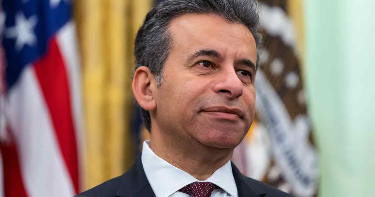 Le chef de la FDA de Trump démissionne après avoir provoqué la colère des PDG du secteur pharmaceutique, des lobbyistes et des groupes anti-avortement